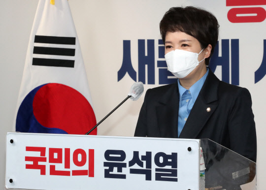 김은혜 당선인 대변인이 13일 여의도 국민의힘 당사에서 오후에 인수위 인선안을 발표할 것이라고 브리핑하고 있다.    [국회사진기자단]